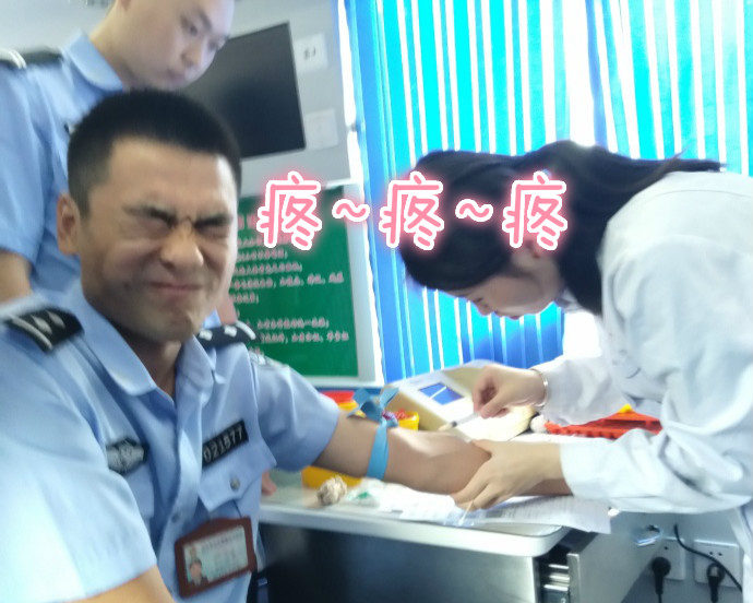 疼skr人！警察在移動(dòng)獻(xiàn)血車上的表情包亮了