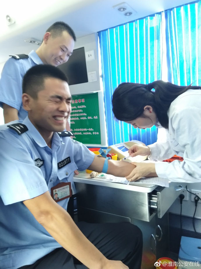 疼skr人！警察在移動(dòng)獻(xiàn)血車上的表情包亮了